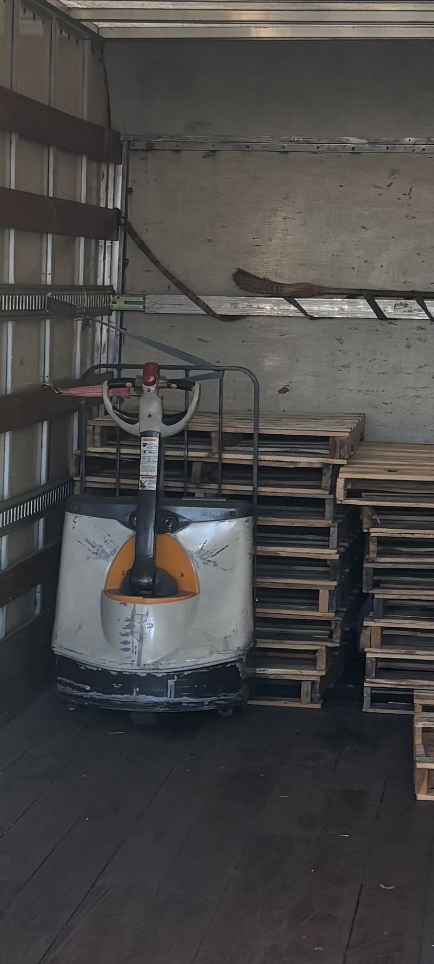Electric pallet jack