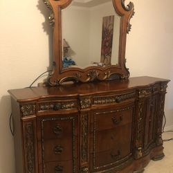 Pulaski Royale Collection Bedroom Set