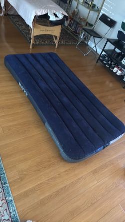 TWIN SIZE AIR MATTRESS
