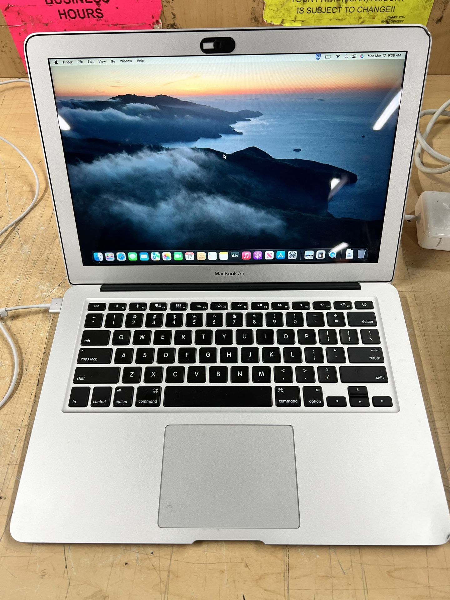 APPLE MACBOOK AIR 13” 2017 i5 8GB RAM 128GB W/ CHARGER SELLING FOR $199‼️