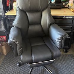 Executive Chair with Retractable Footrest