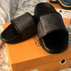 Men’s Slides Size 10