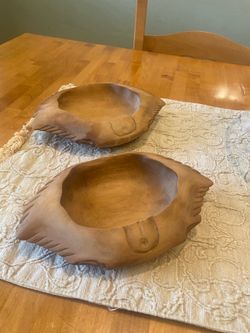 Wooden hand carved shell shaped bowls . Set of 2. Decor / trinket / candy dishes. Coastal/ cottage