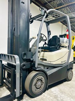 CROWN Forklift. 4 Stages lift up 260”. Capacity 6000. New tires. Fully serviced and ready for use.