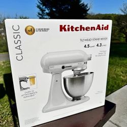 New KitchenAid Classic Series 4.5 Quart Tilt-Head White Stand Mixer 