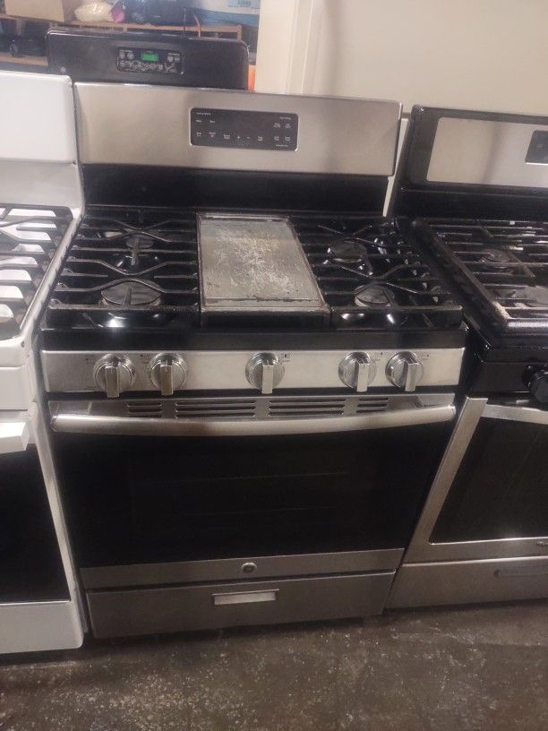 Black And Stainless Steel G 5 Burner Stove