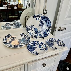 Set of georgeous blue and white floral plates, 2 dinner and 2 salad. Embossed print. New condition.