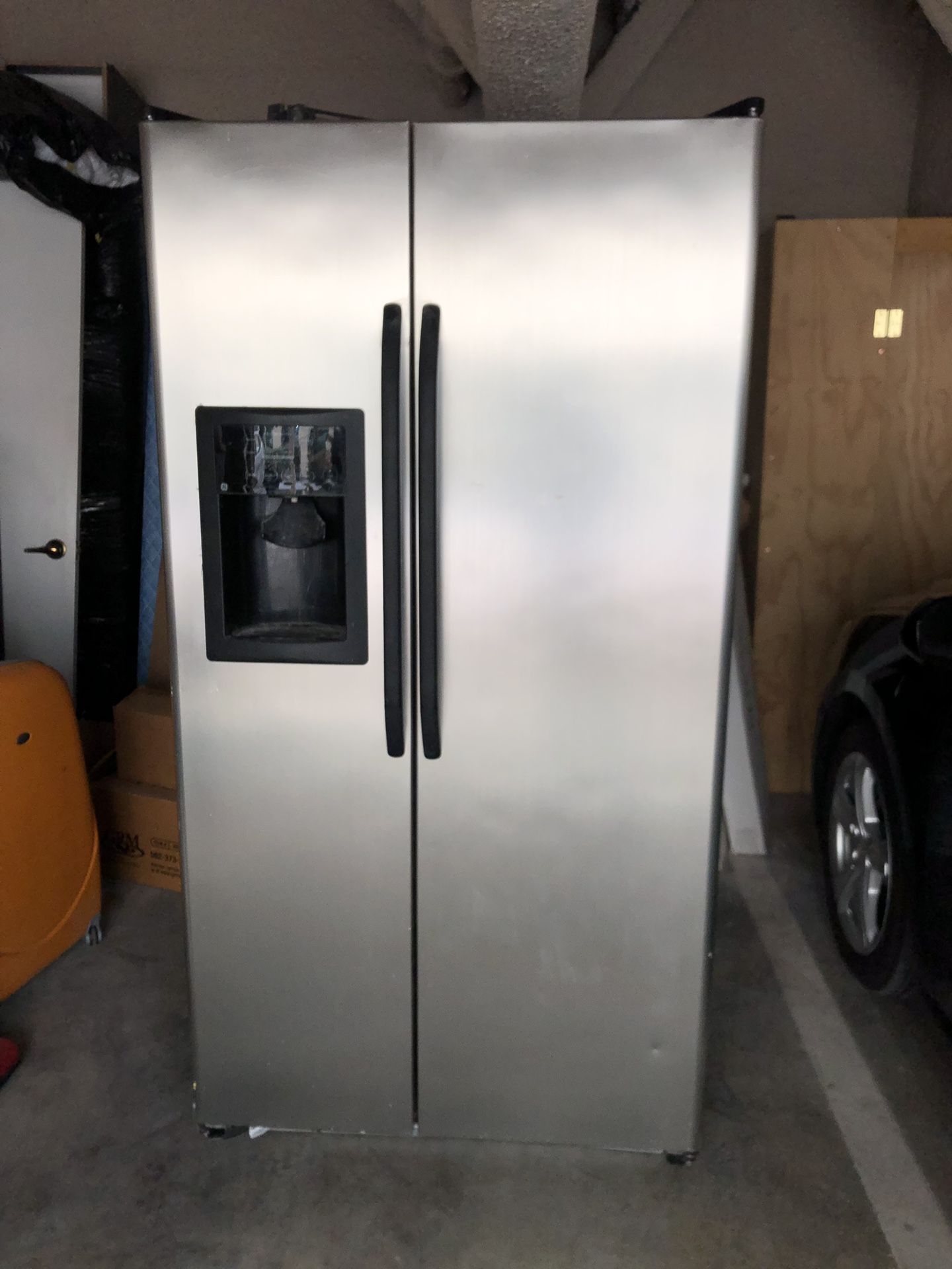 GE Double Door Refrigerator/Freezer with ice machine & water filter