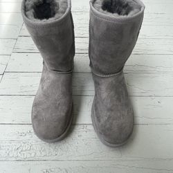 Cozy Gray Women's Boots Size 8