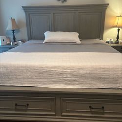 Almost new beautiful king size with drawers