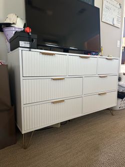 dresser and matching night stands