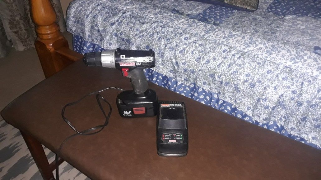 CRAFTSMAN DRILL 19.2 VOLT WITH CHARGER DIE HARD