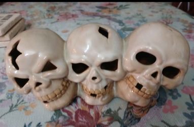 Triple Skull Ceramic Decor