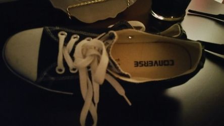 Converse like new 5 men size 7 woman
