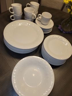 Gibson White Dishes w White Fruit