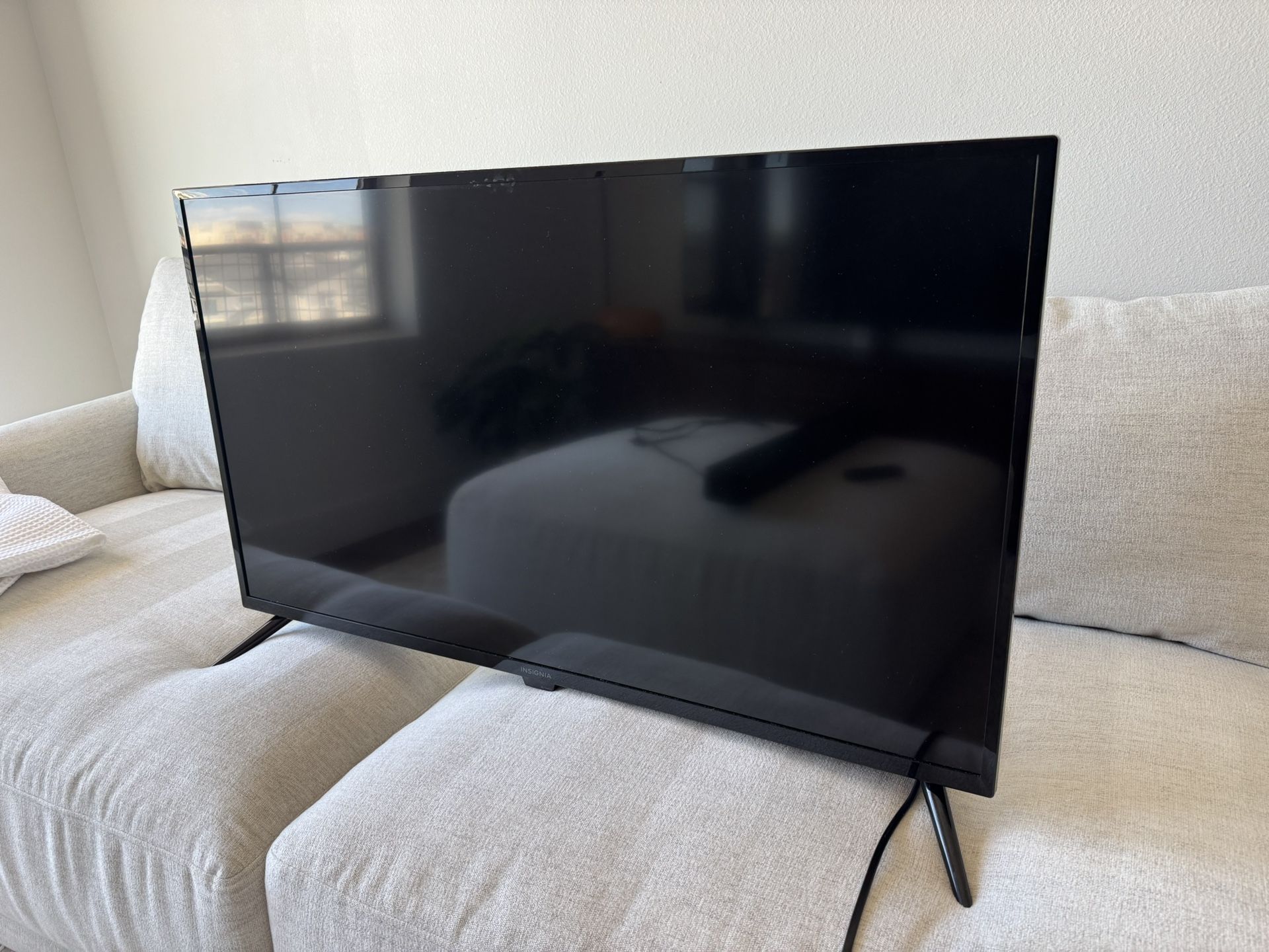 (x2)Insignia - 42" Class F20 Series LED Full HD SmartTV