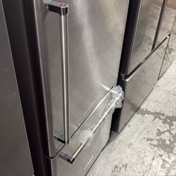 Kitchen Head, 19 Ft.³ Apartment Size Refrigerator