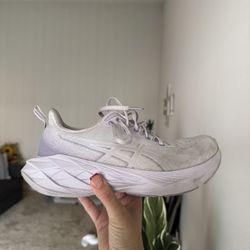 ASICS Novablast 4 W8.5