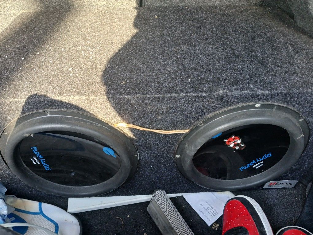 2 Planet Audio 1500 Wat 10" Speakers In B Box