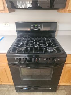 Frigidaire 30" Gas Range with Self-Cleaning Oven – Pristine Condition (Black)