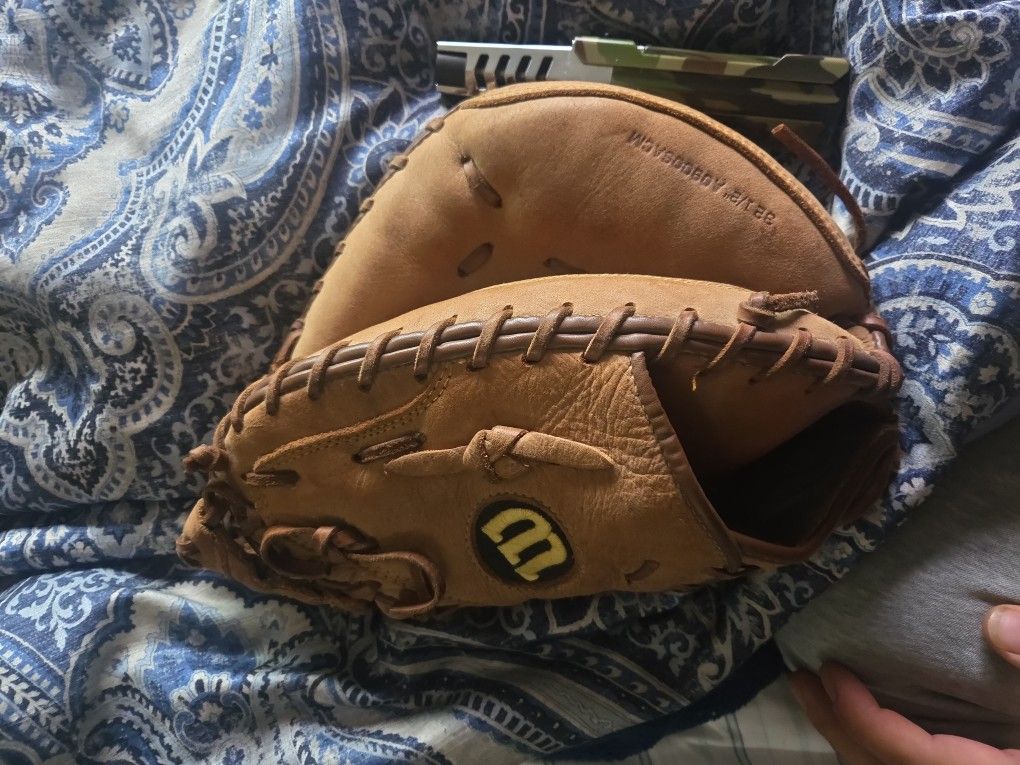 Wilson Baseball Glove 32 1/2" Brown