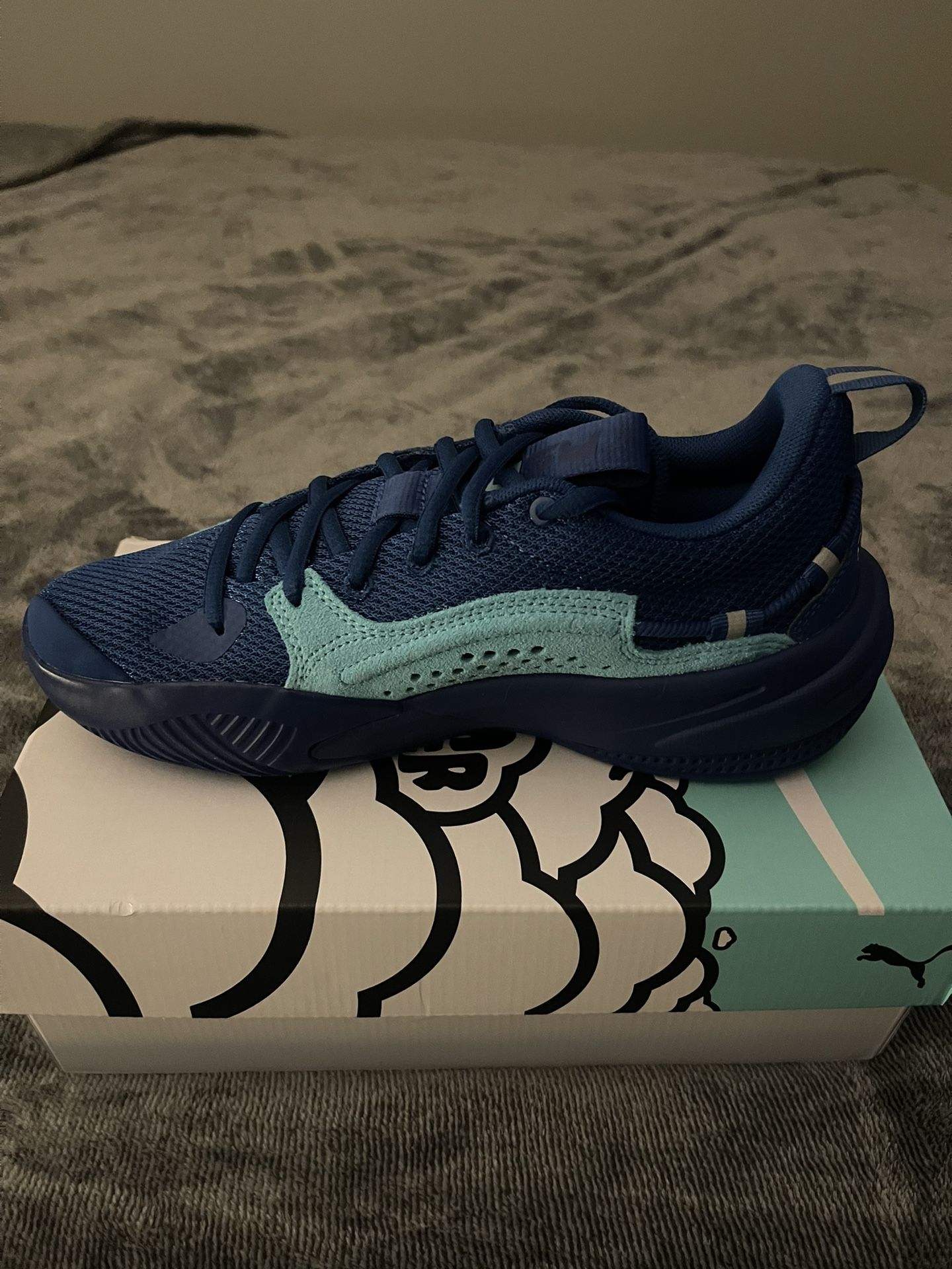 BRAND NEW WOMEN PUMAS….SIZE 6