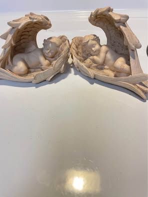 Sleeping Angelos Statuette Cherubs (2 x) sleeping in its wings, statuettes beautifully drawn, work finished with care. Statuettes of Angelots for me