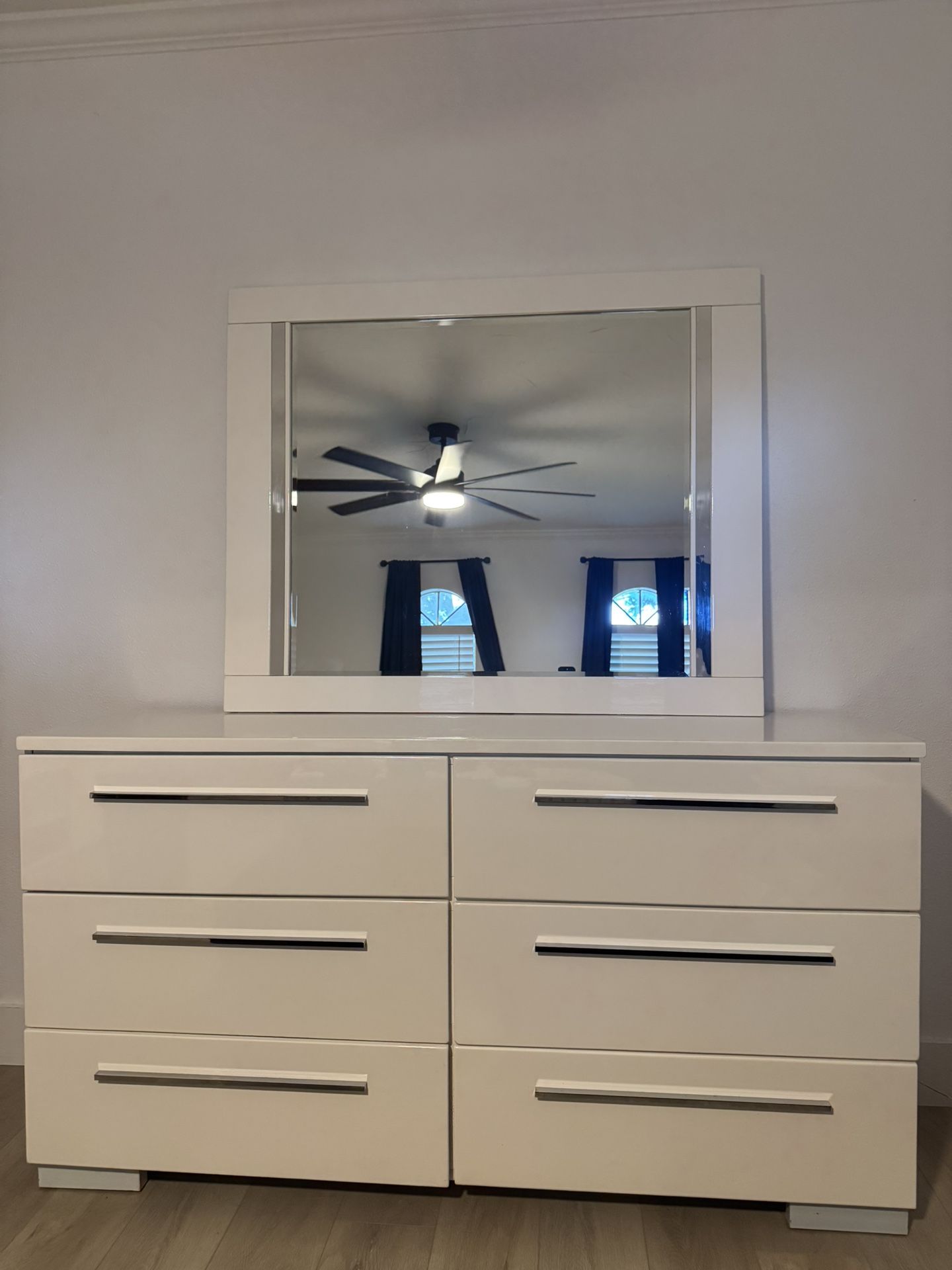 Dresser And Mirror Bedroom Set