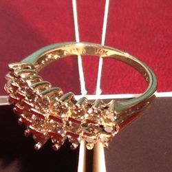 14K YELLOW GOLD DIAMOND RING 25 ROUND FULL CUT GRADUATING PRONG SET STONES APPROXIMATE ONE CARAT WEIGHT SZ . 7 1/2