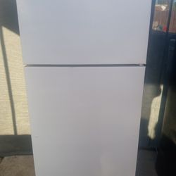 GE Apartment Size Fridge With Ice Maker 