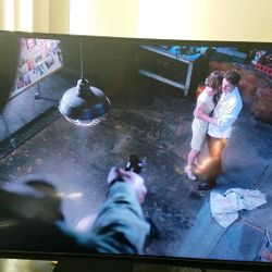 Vizio 42" Smart TV 1080 p ( comes with box)