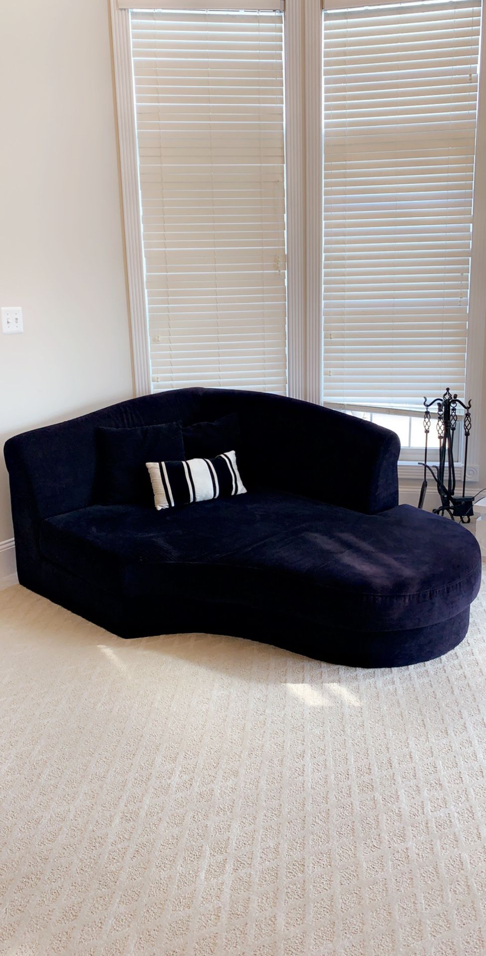 Beautiful black chase sofa super comfortable yet super stylish and modern. Hard find!