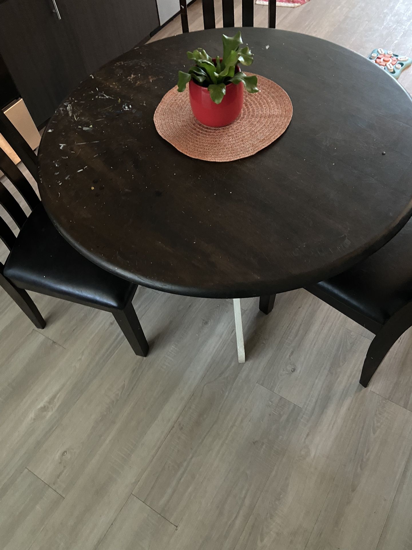 Round Kitchen Table And Chairs