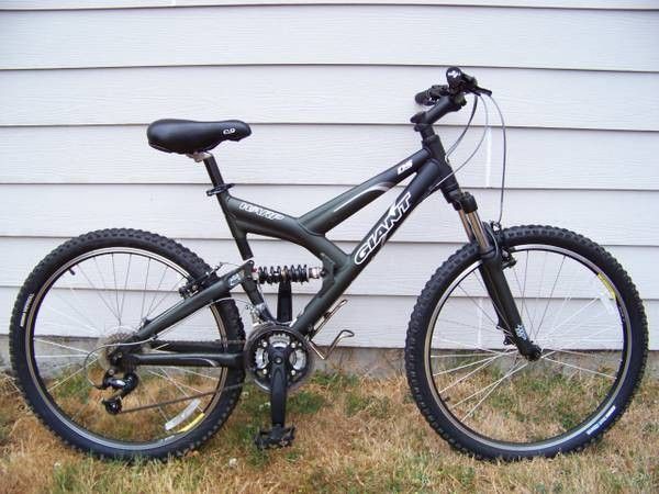 Very Nice 24 Speed Mountain Men Bike Giant Warp DS 26" Tires