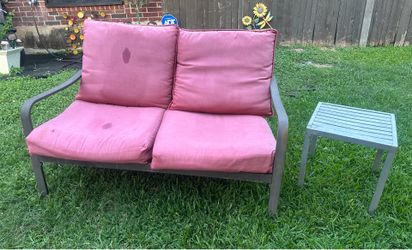 Outside Patio Bench w/side table 👉🏼DYI new cushions & paint it’ll be like new