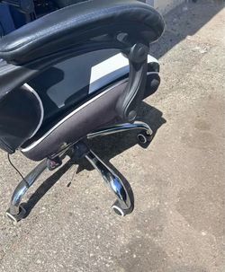 25$ gaming chair open to negotiations