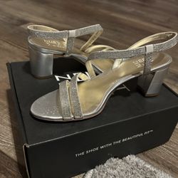 naturalizer women’s vanessa2 scrappy heeled sandals size 7US silver