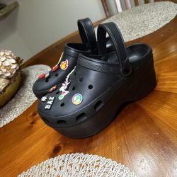 Stylish black platform clogs featuring various colorful charms. Size 40 New