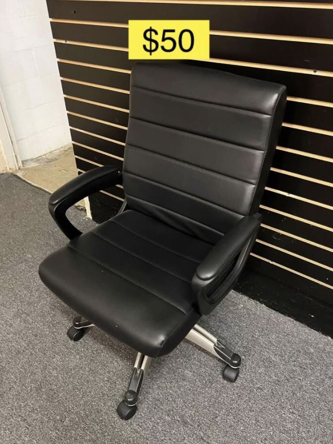 Deluxe adjustable black office chair