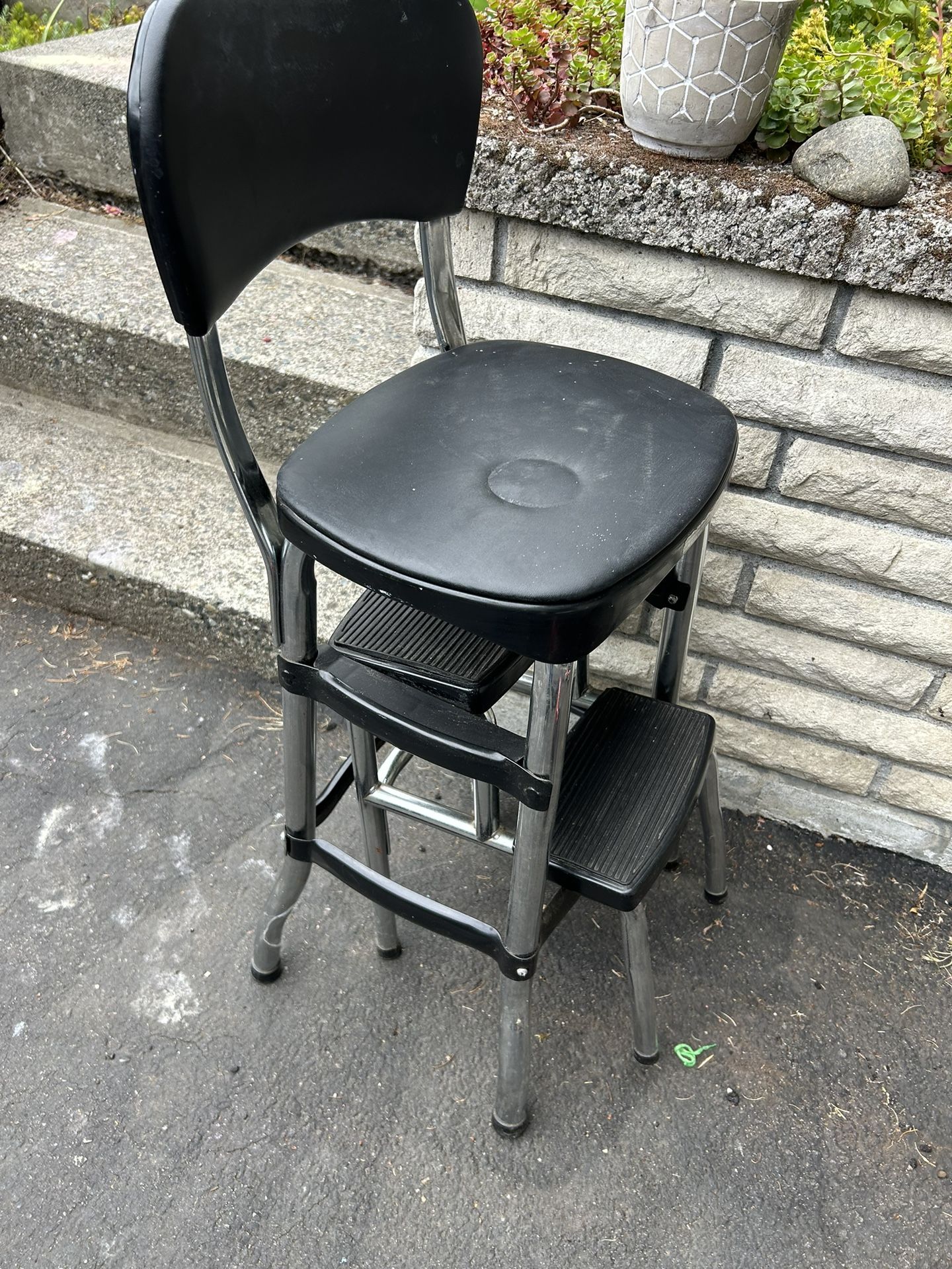 Free-Black Retro Counter Chair / Step Stool, Black ( Pending Pickup)