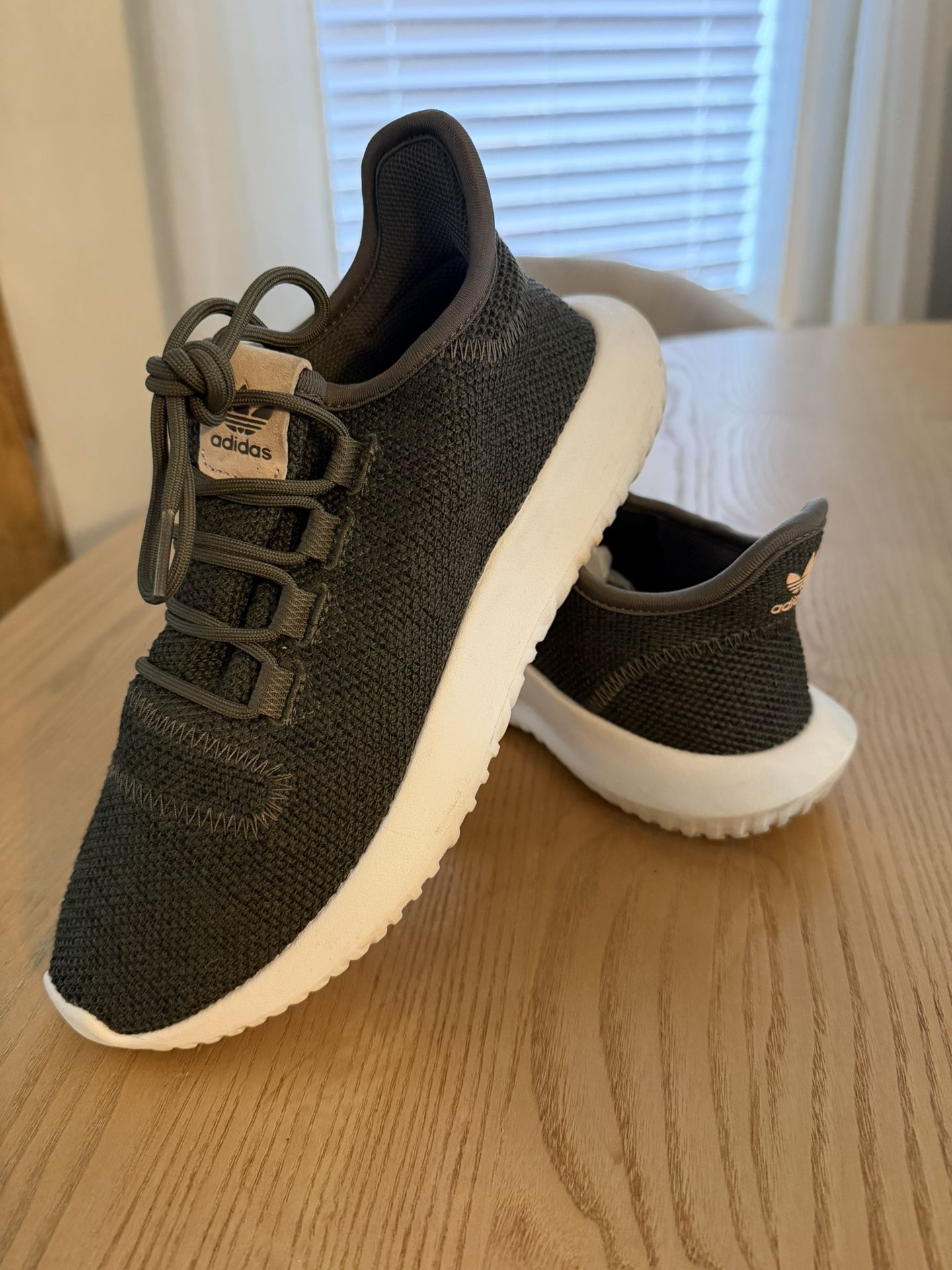 Adidas De Mujer Size 6 1/2. 20