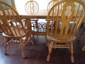 Oak table with 7 chairs