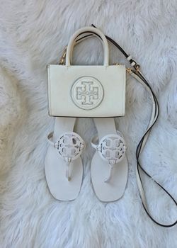 TORY BURCH Originales $160, por todo.