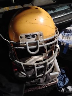 Schutt (L) helmet
