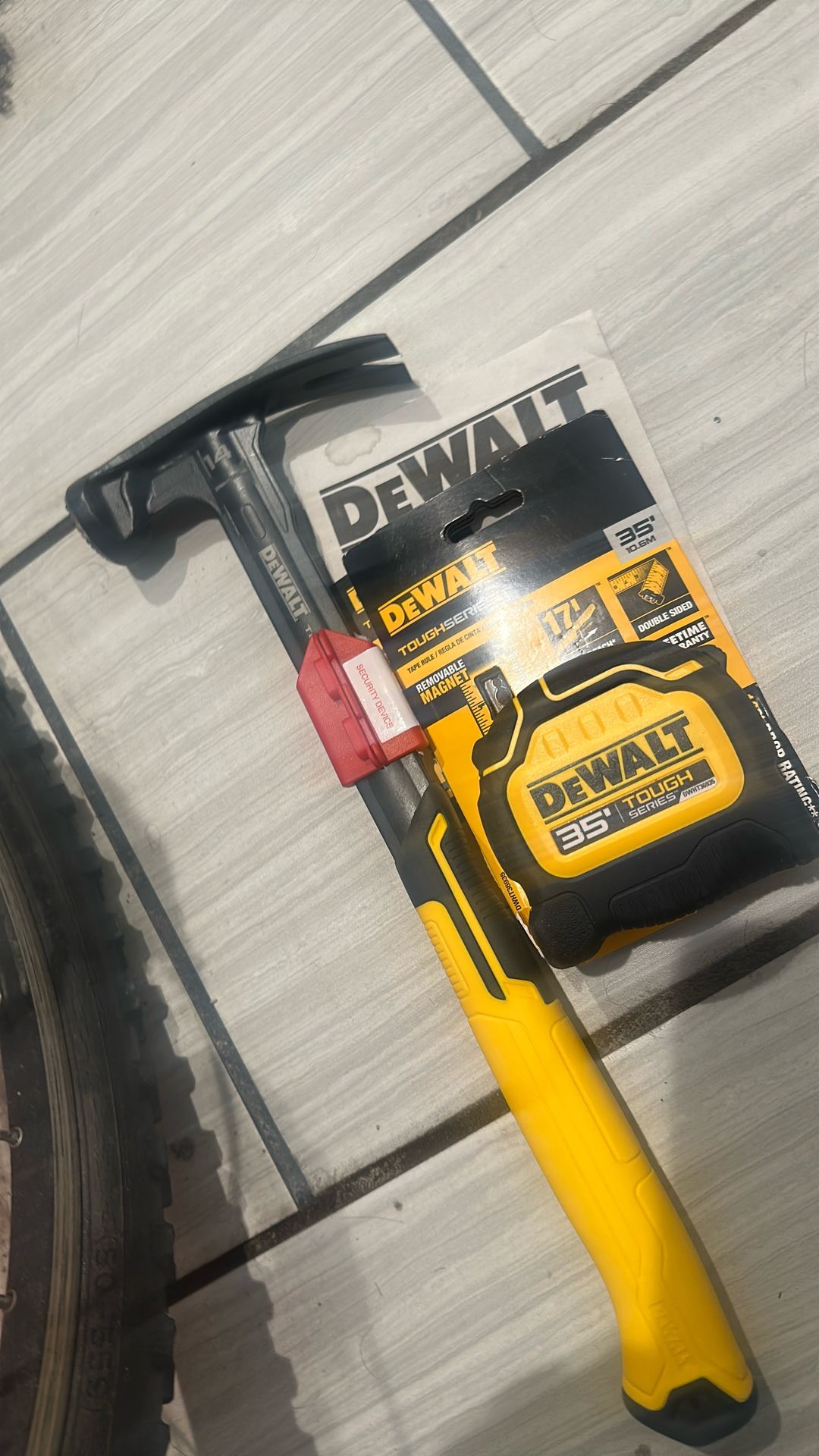 Hammer Dewalt 14oz And Tape Measure Brand New