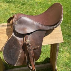 English Saddle With Stirrups — 18 Inch 