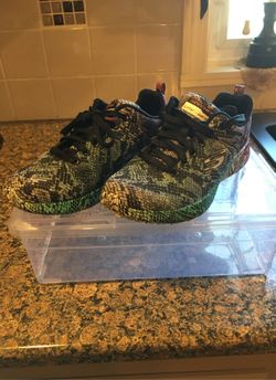 Women’s skechers pastel snake skin print sneakers size 6