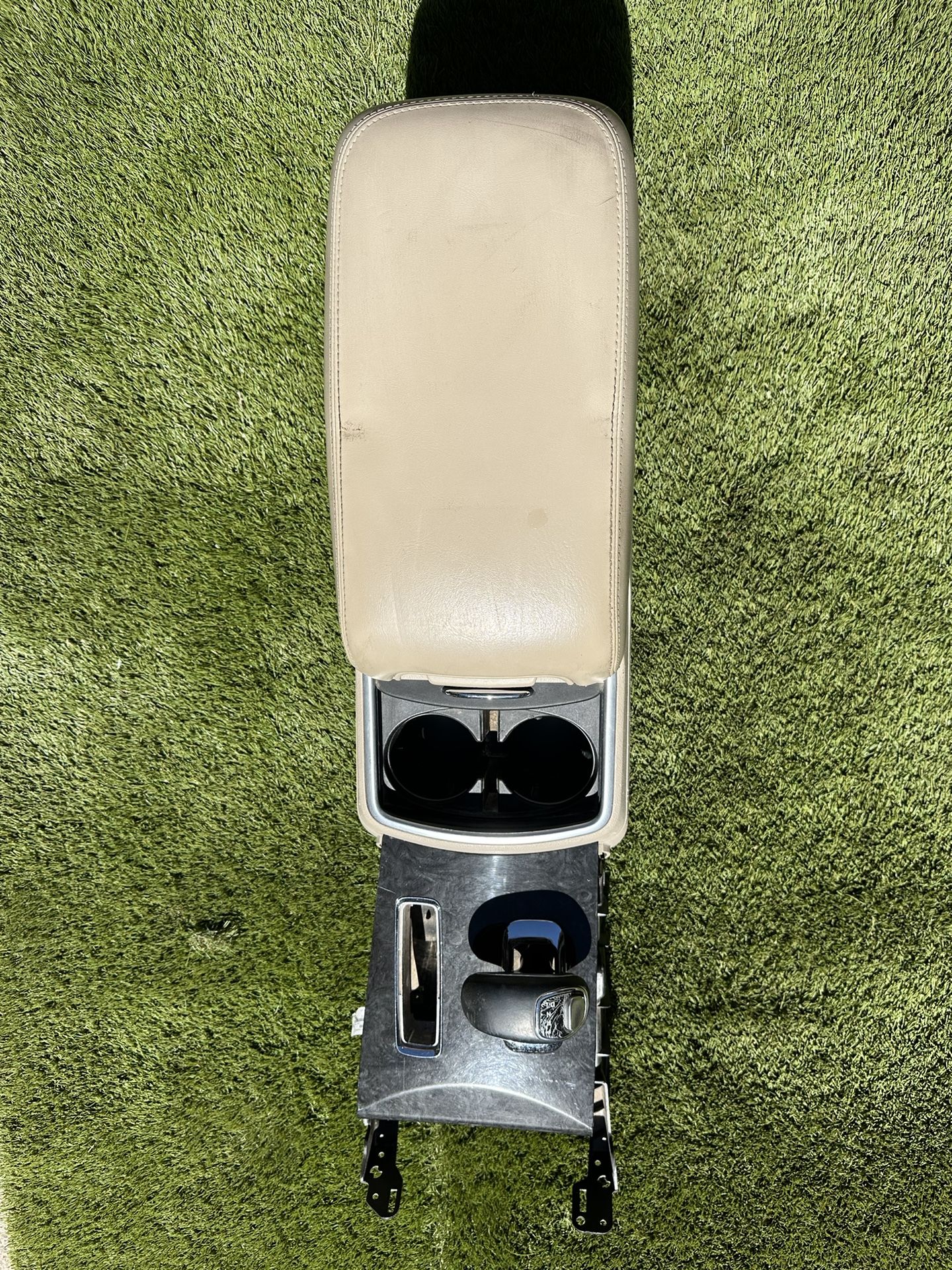 2013 Center Console Chrysler 300