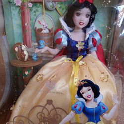 Disney Princess Snow White Collectable Porcelain Doll