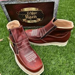 Bota Ram de cierre confortable y resistente disponible 